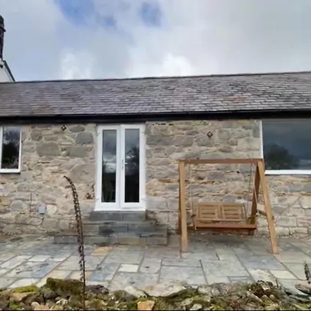 Unique Stay On An Alpaca Therapy Farm With Miniature Donkeys North Wales Mold Exterior photo